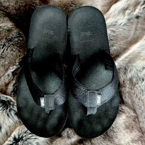 Great condition! Very comfy Teva flip flops